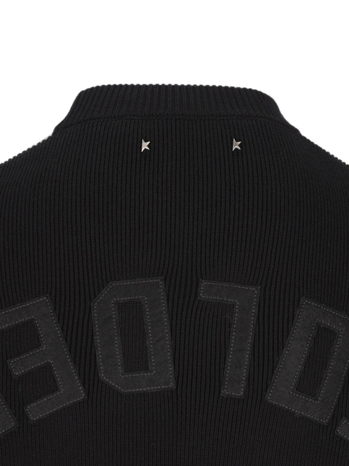 Maglione nero girocollo con logo ricamato 