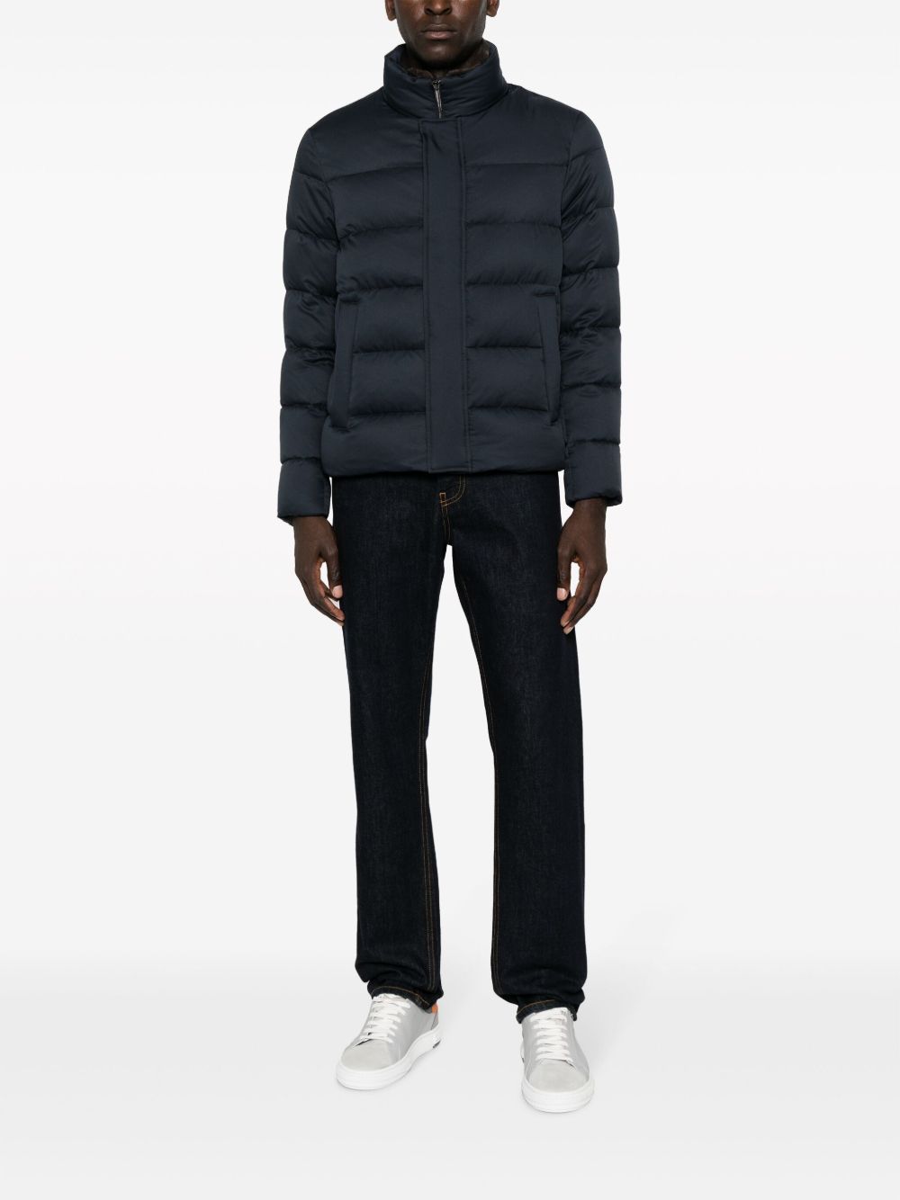 Piumino blu navy  a collo alto 