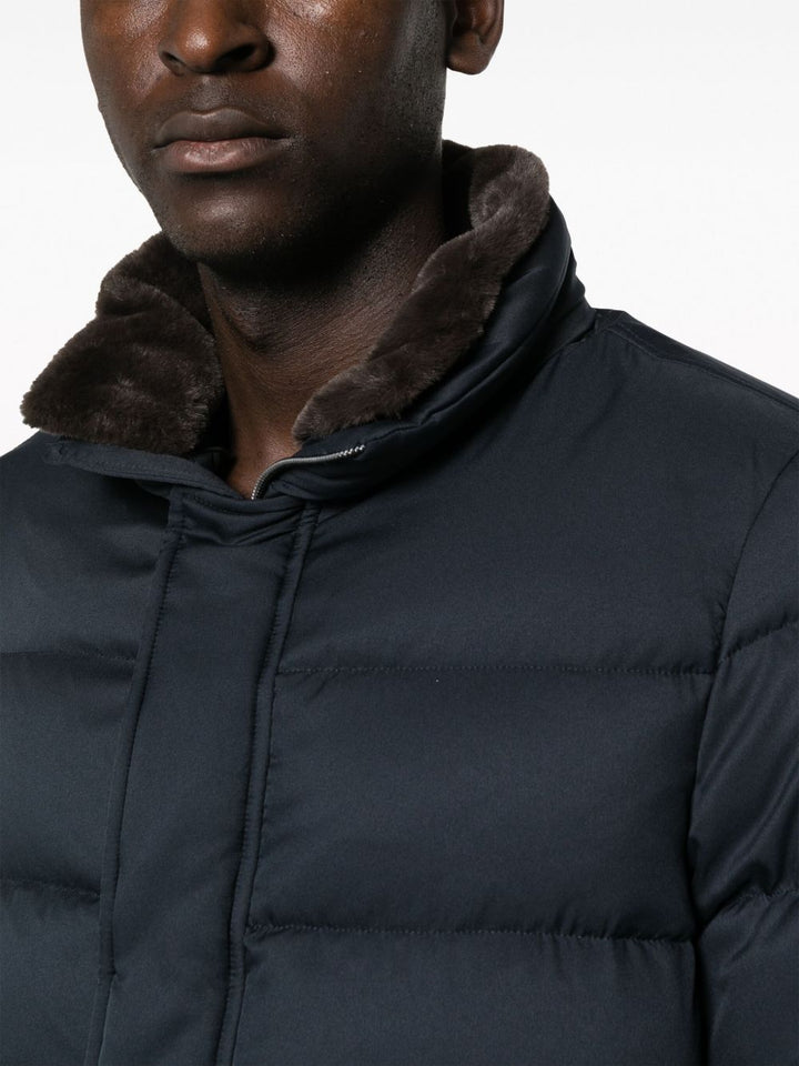 Piumino blu navy  a collo alto 