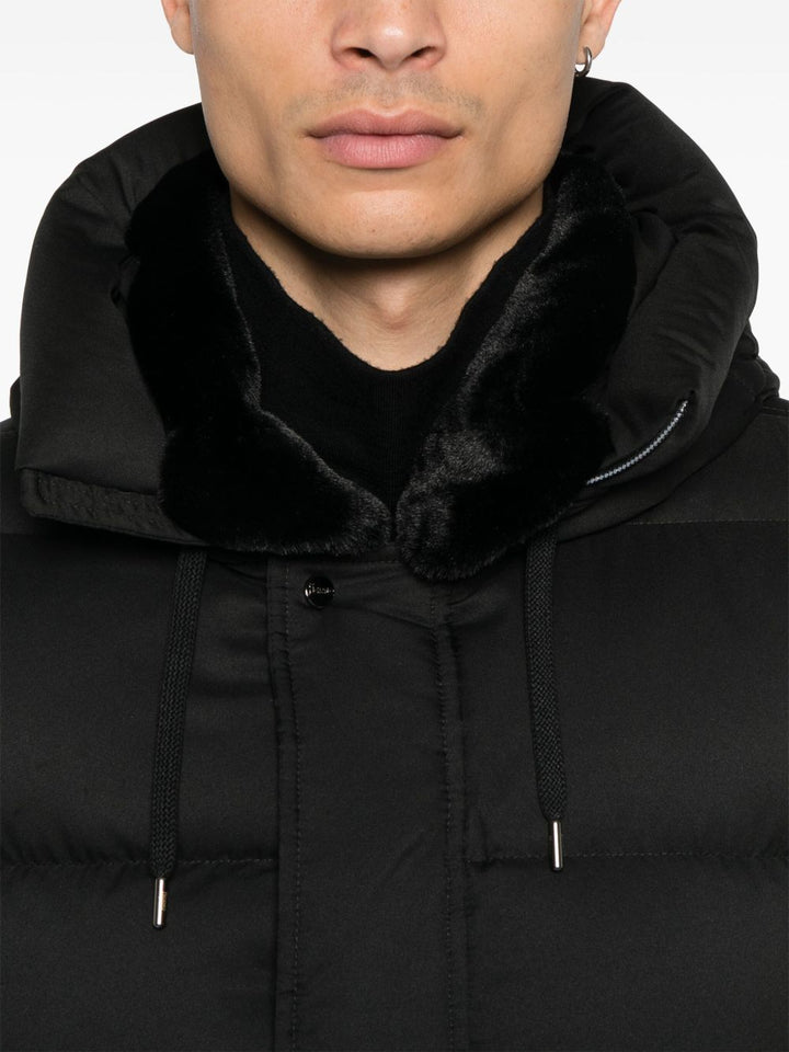 Cappotto imbottito nero con cappuccio 
