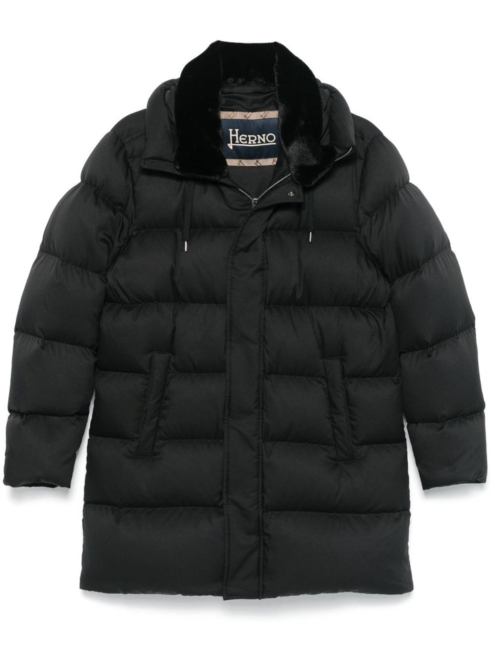 Cappotto imbottito nero con cappuccio 