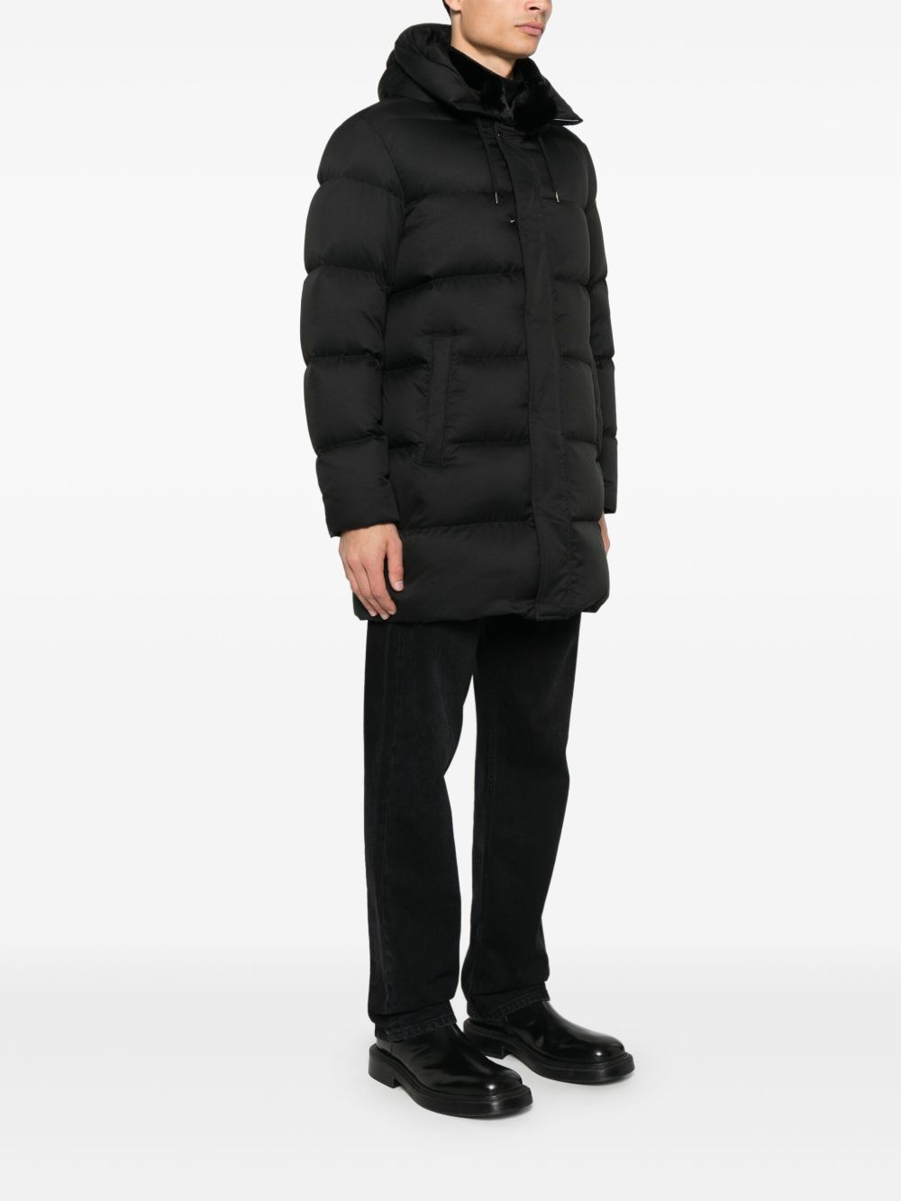 Cappotto imbottito nero con cappuccio 