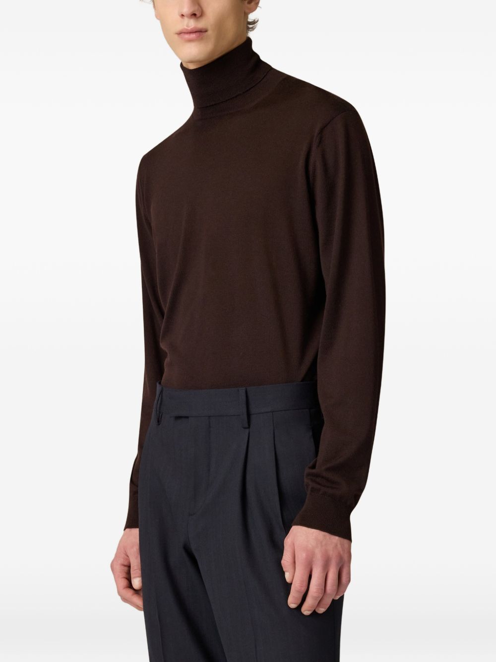 Maglione marrone in lana vergine 