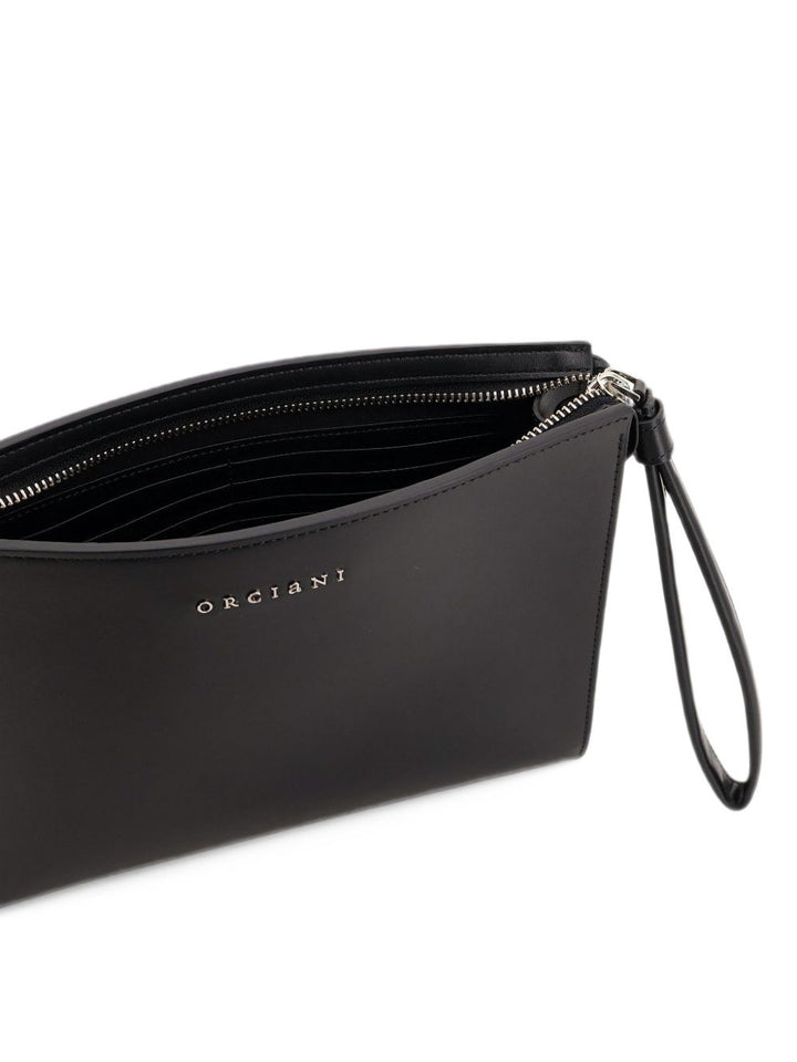 Pochette nera in pelle di vitello con placca logo 