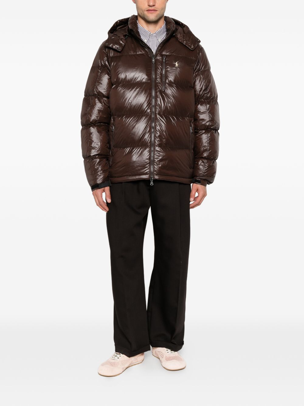 Cappotto trapuntato con cappuccio in nylon riciclato marrone 
