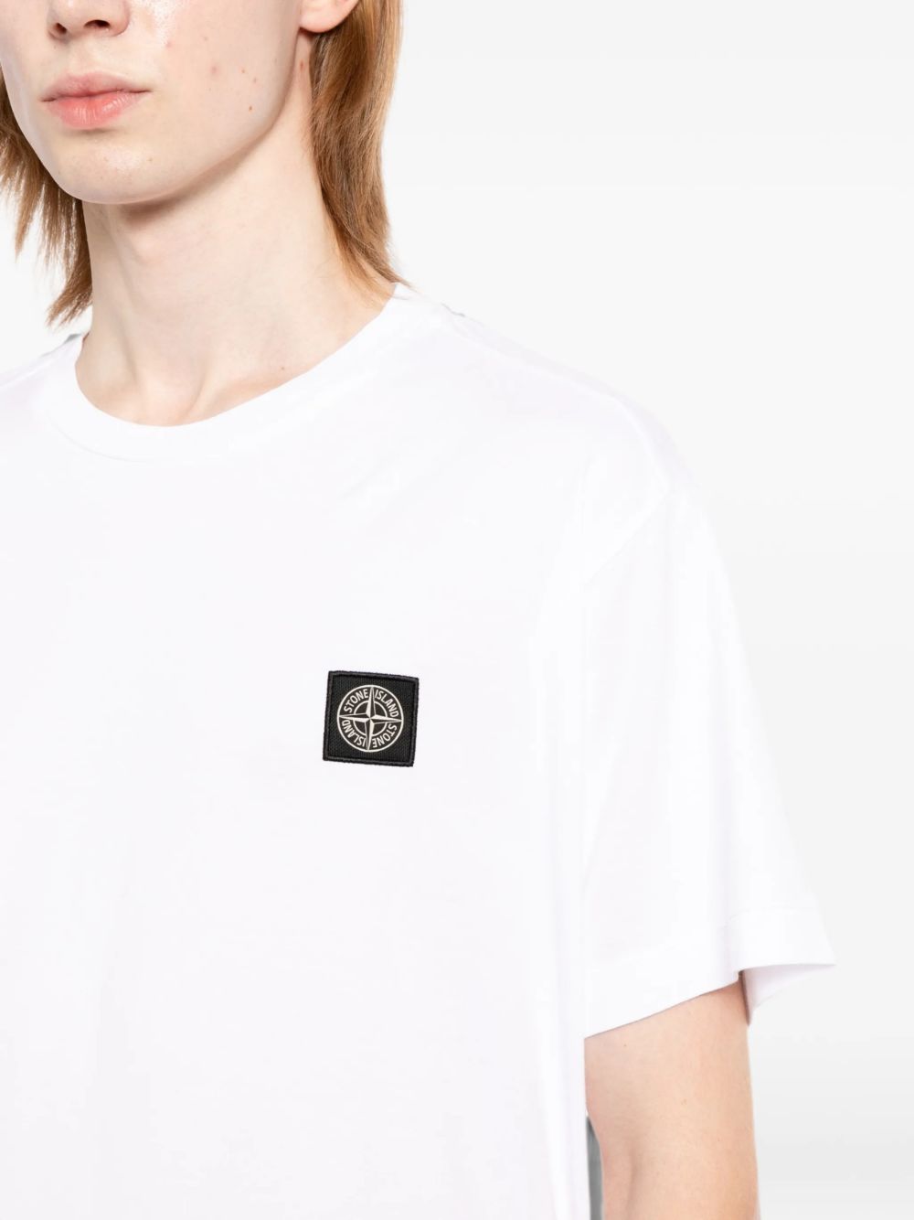 T-shirt bianca con applicazione logo 