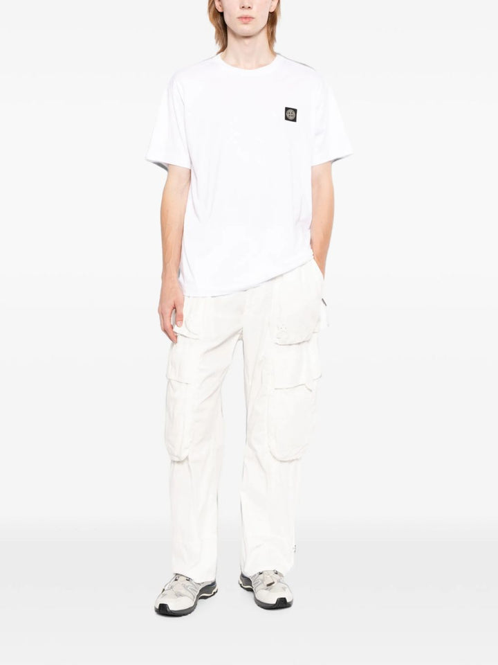 T-shirt bianca con applicazione logo 