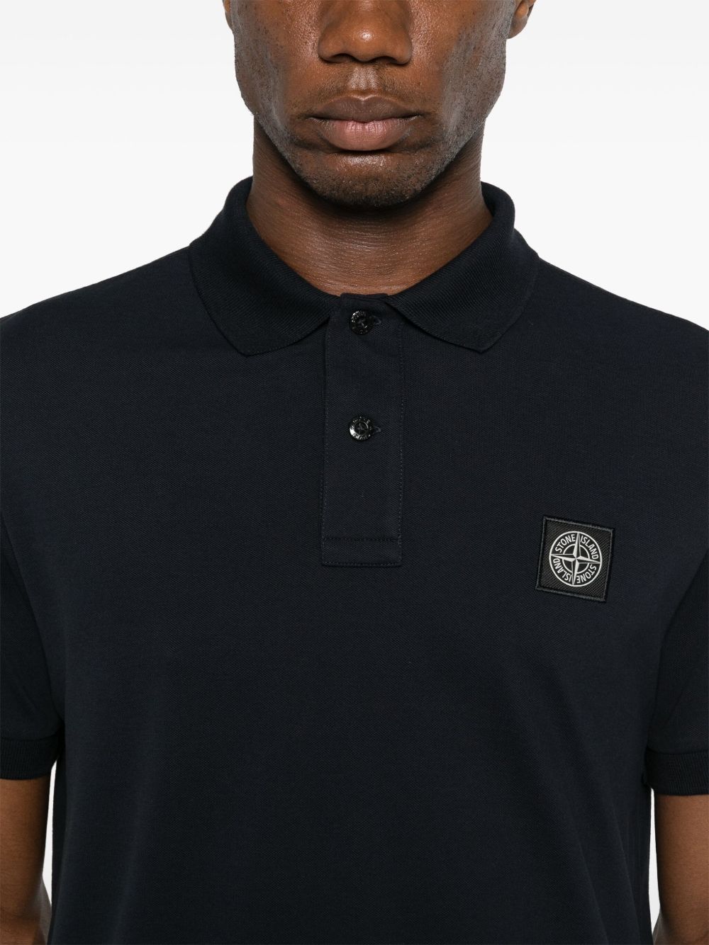 Polo navy con applicazione logo 