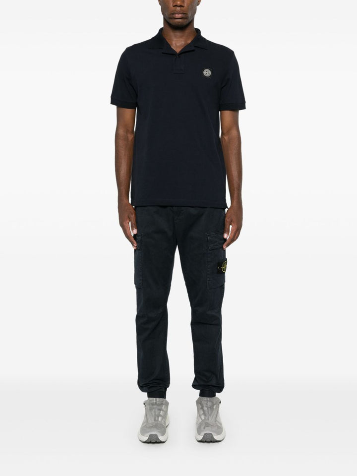 Polo navy con applicazione logo 