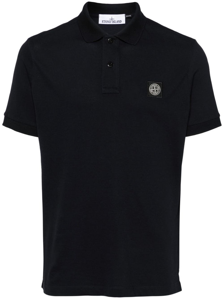 Polo navy con applicazione logo 