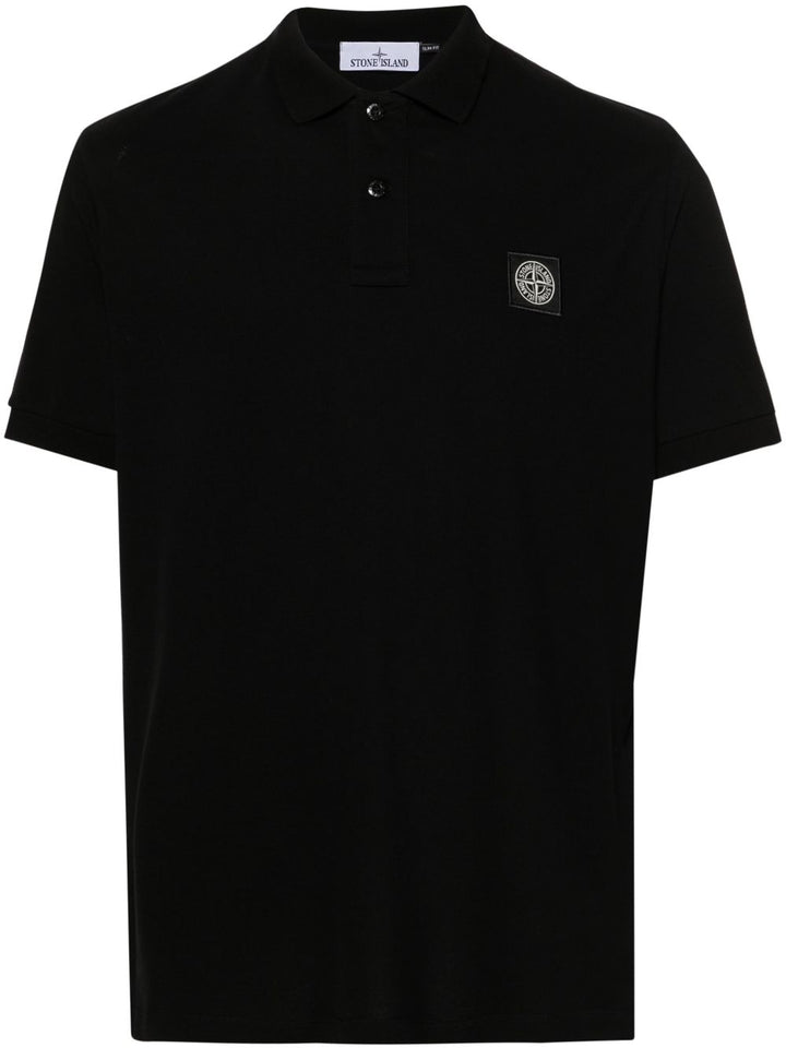 Polo nera con applicazione logo 