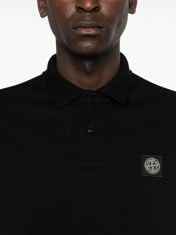 Polo nera con applicazione logo 