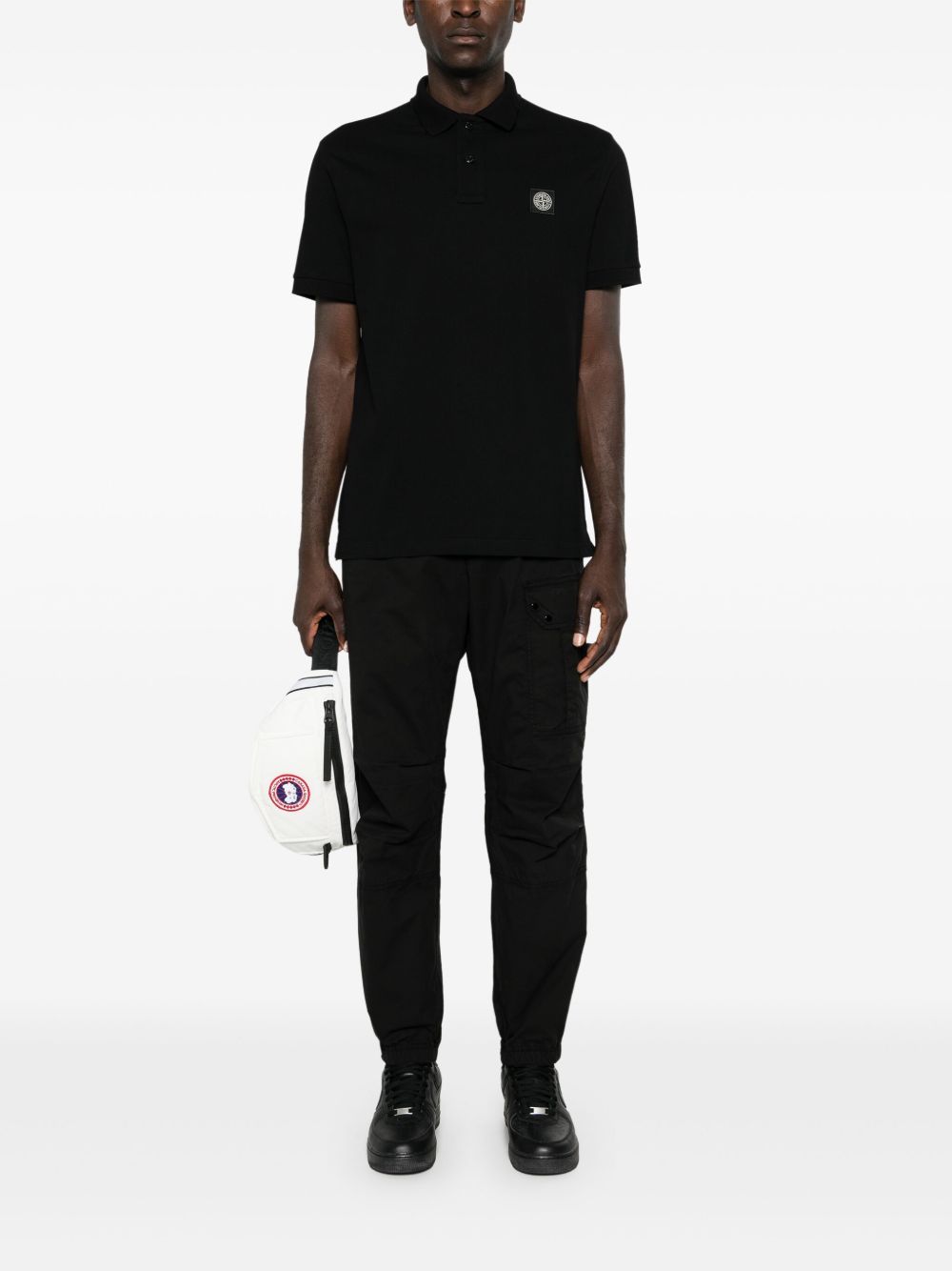 Polo nera con applicazione logo 