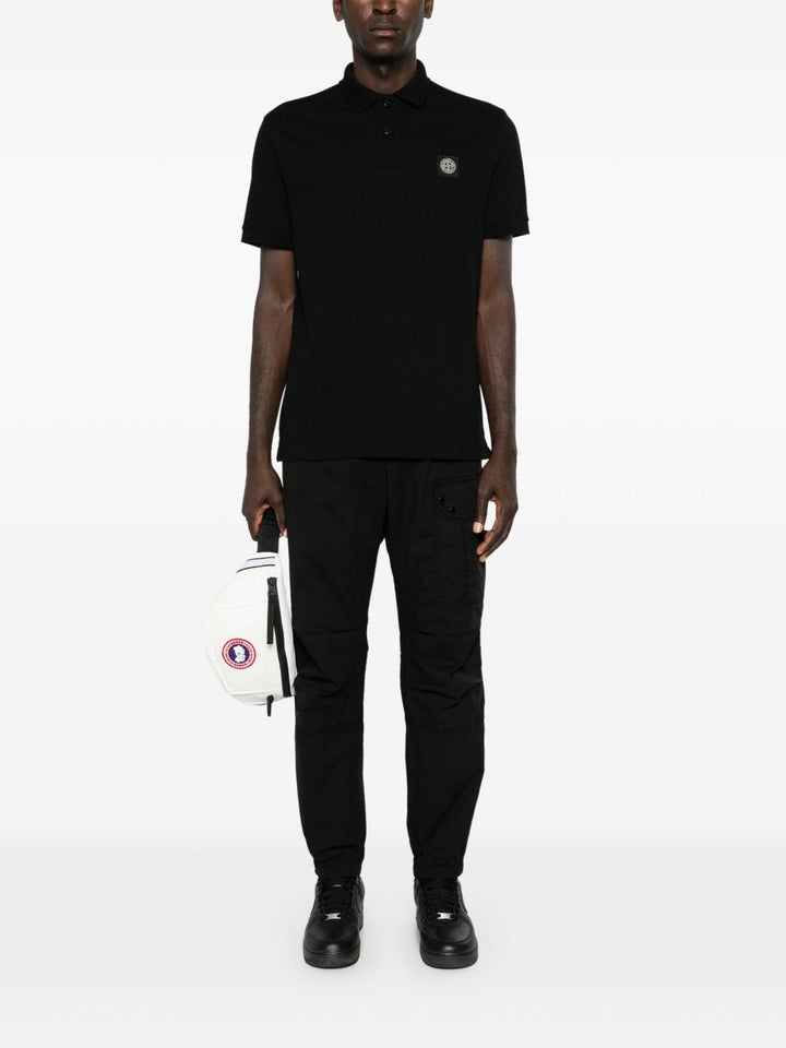 Polo nera con applicazione logo 