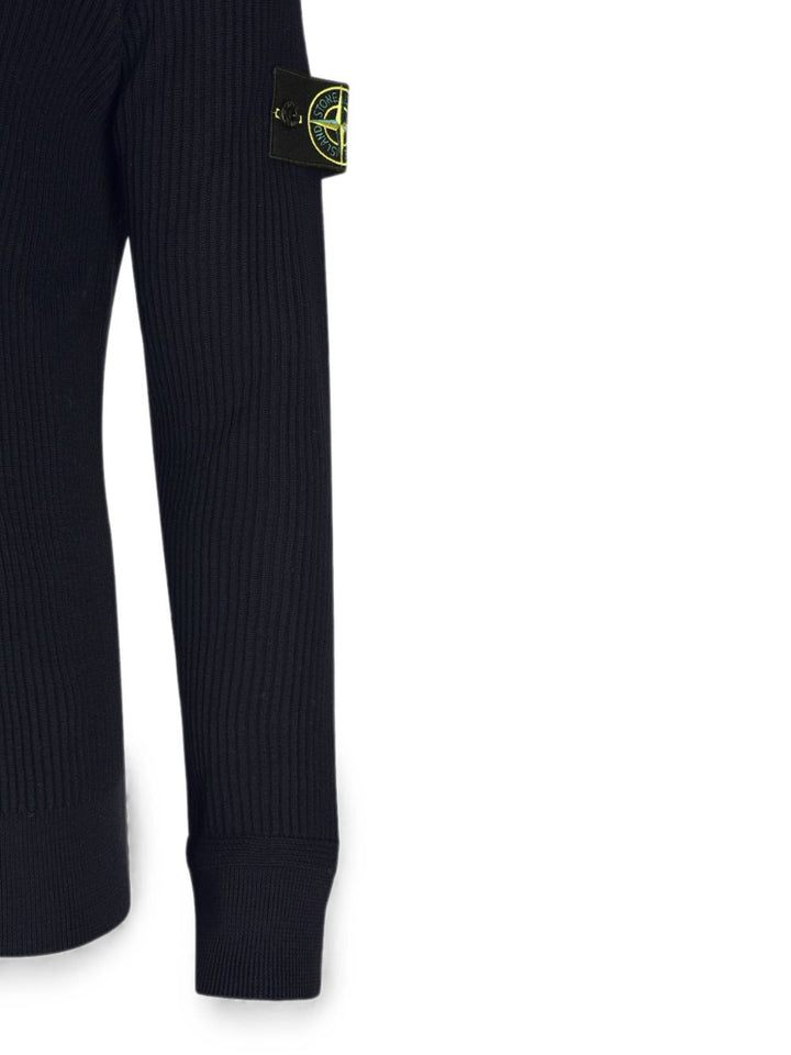 Maglione navy a coste con applicazione 