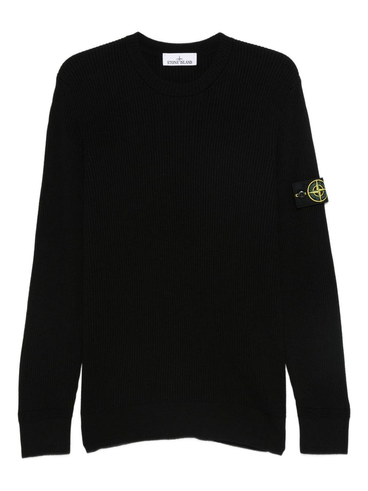 Maglione nero a coste con applicazione 