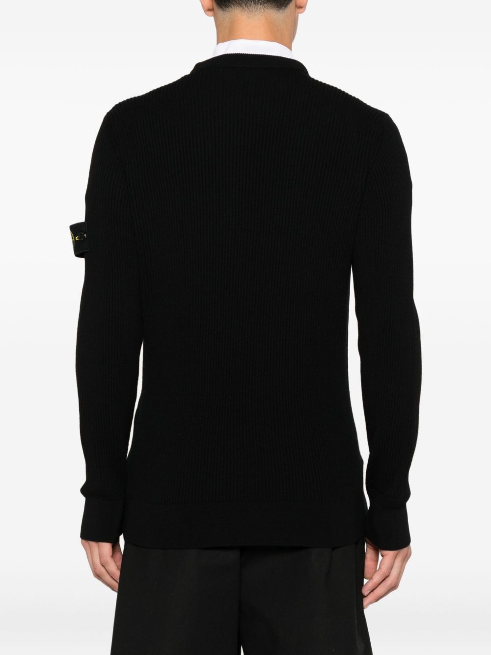 Maglione nero a coste con applicazione 