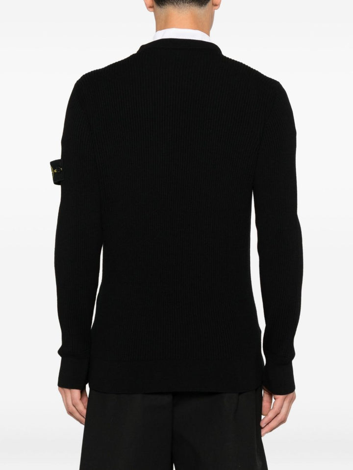 Maglione nero a coste con applicazione 