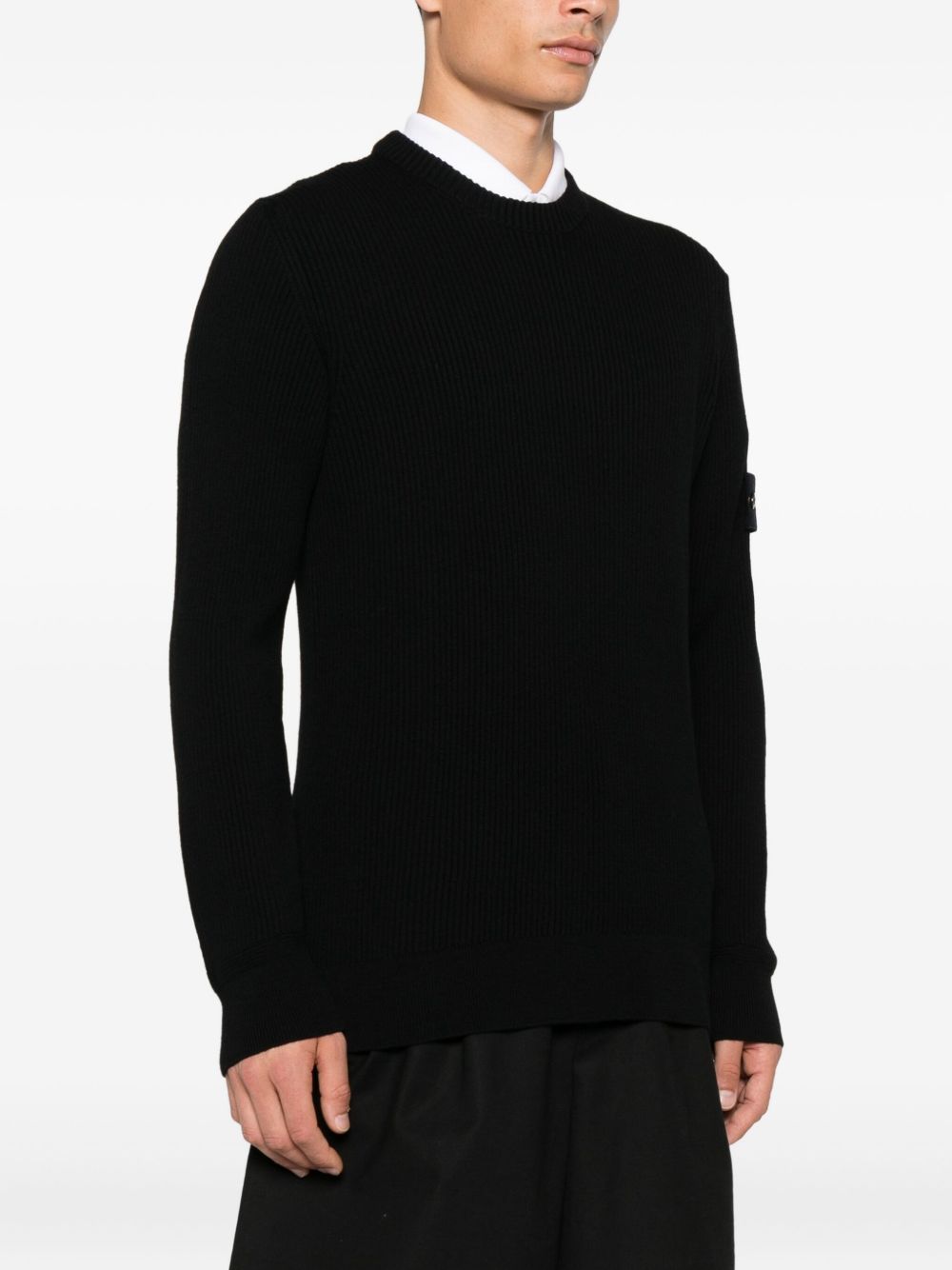 Maglione nero a coste con applicazione 