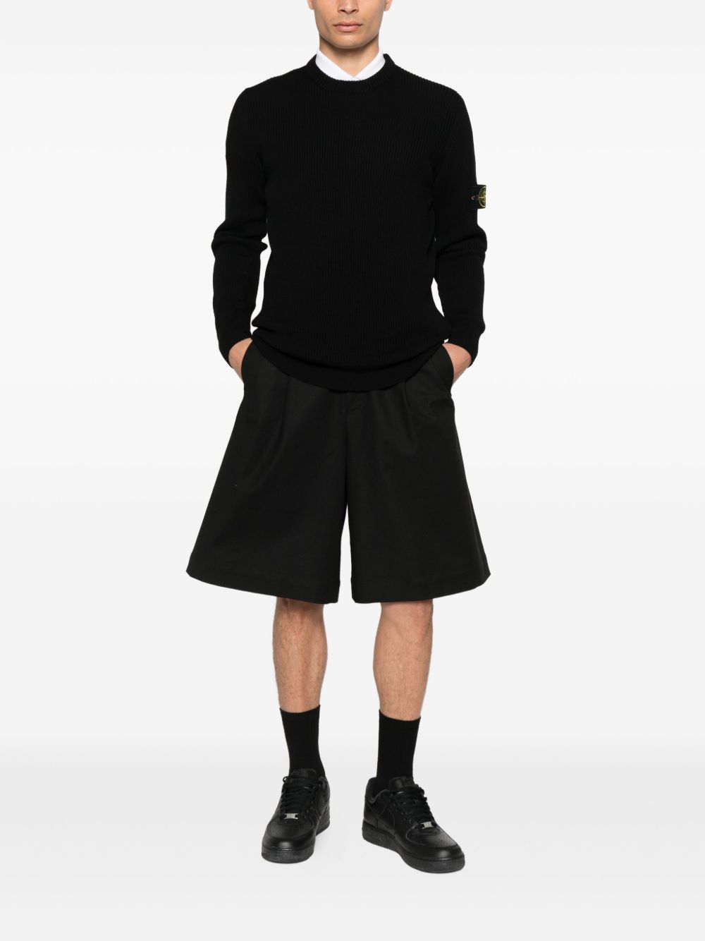 Maglione nero a coste con applicazione 