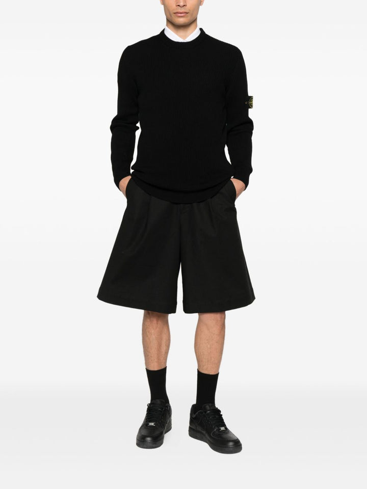 Maglione nero a coste con applicazione 
