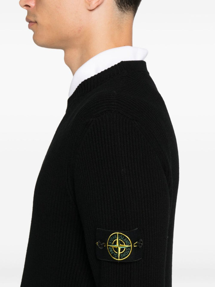 Maglione nero a coste con applicazione 