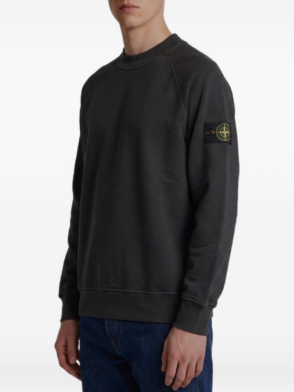 Maglione nero con maniche raglan 