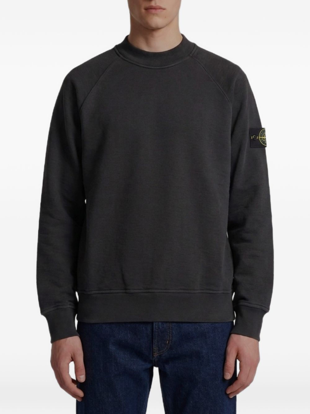 Maglione nero con maniche raglan 