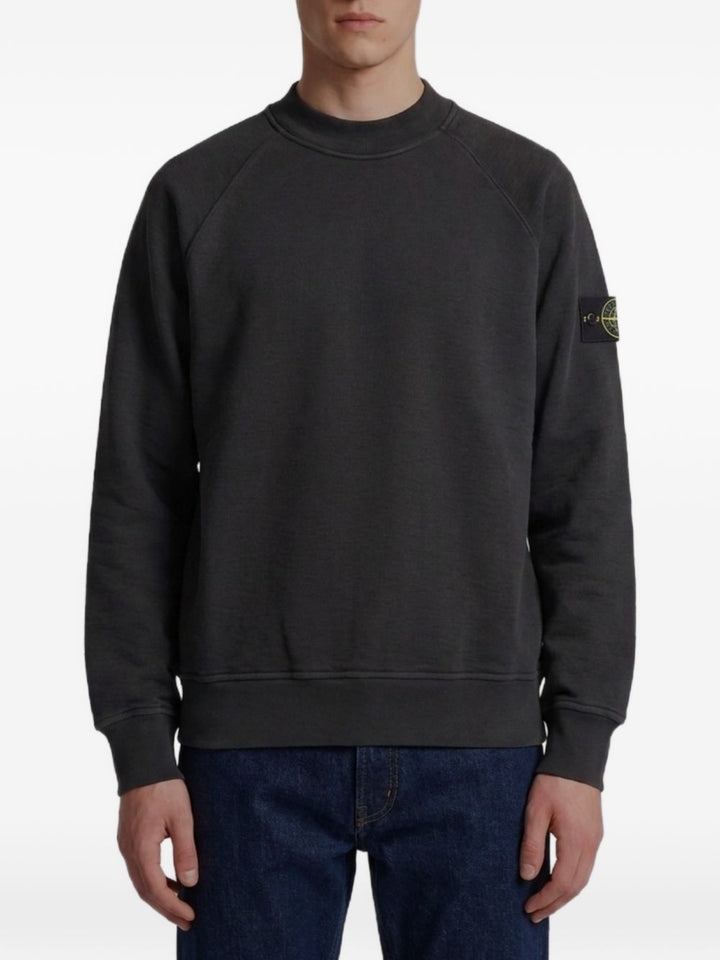 Maglione nero con maniche raglan 