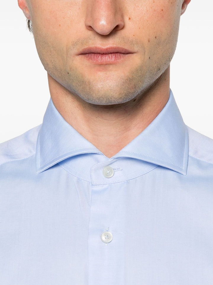 Camicia con colletto ampio azzurra 
