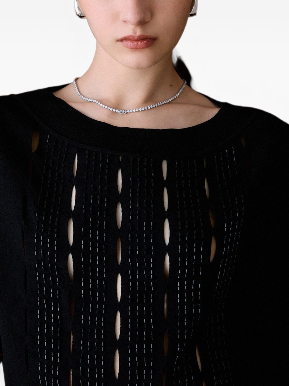 Maglione con ritagli ricamati 