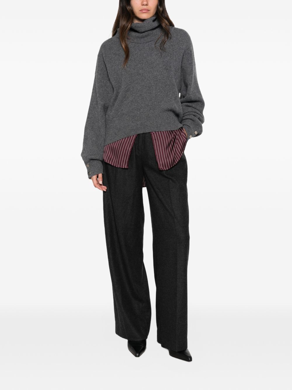 Maglione a collo alto in pura lana. 