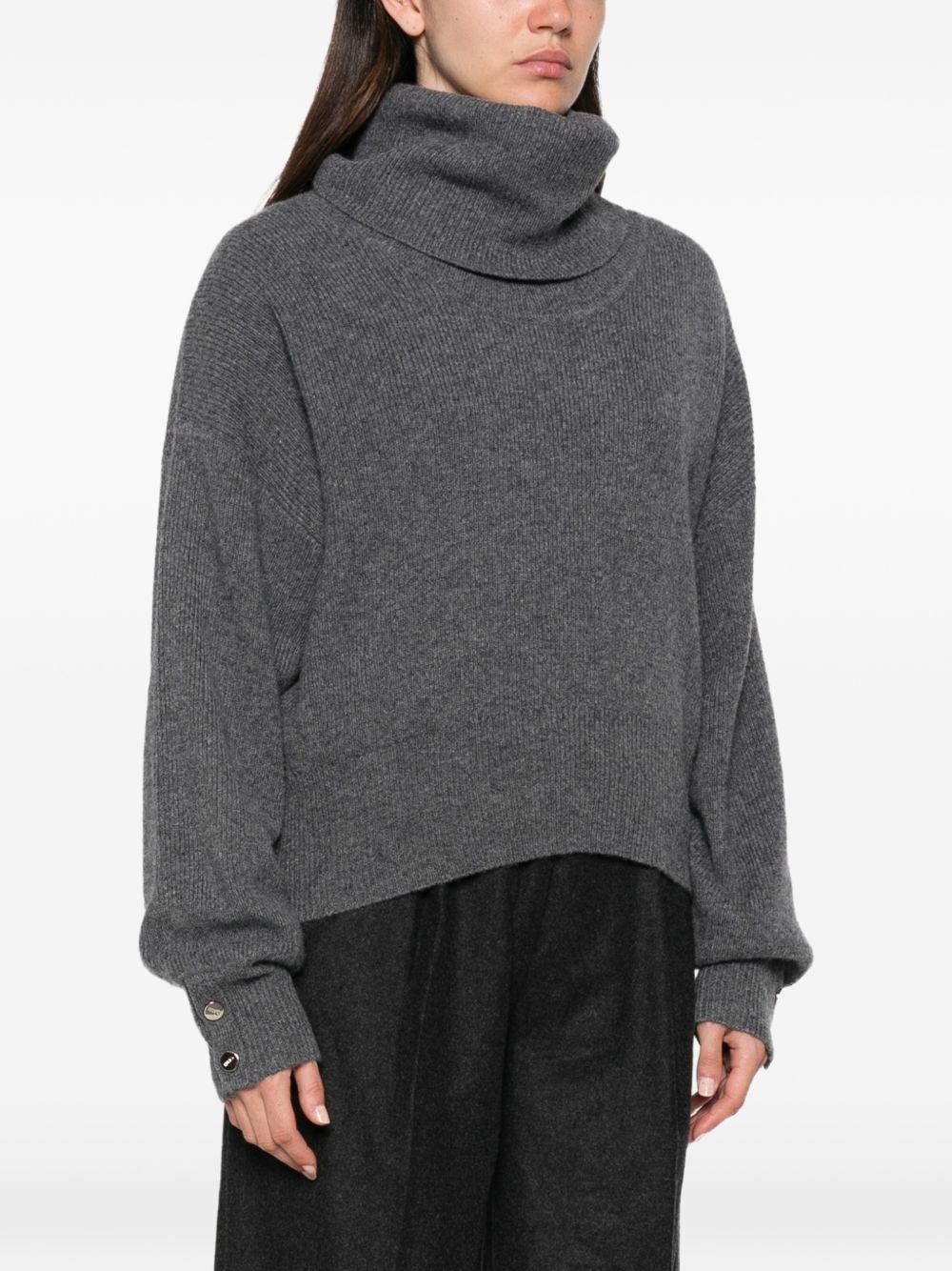 Maglione a collo alto in pura lana. 