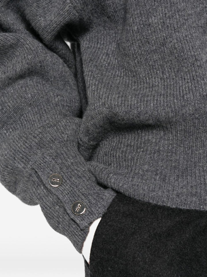 Maglione a collo alto in pura lana. 