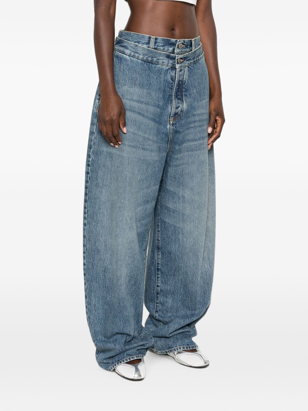 Jeans ampi con doppia vita 