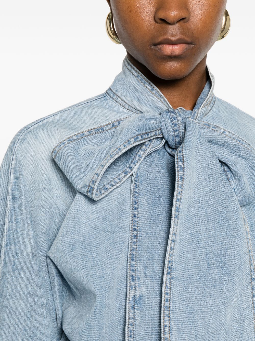 Blusa Indra con collo lavallière 