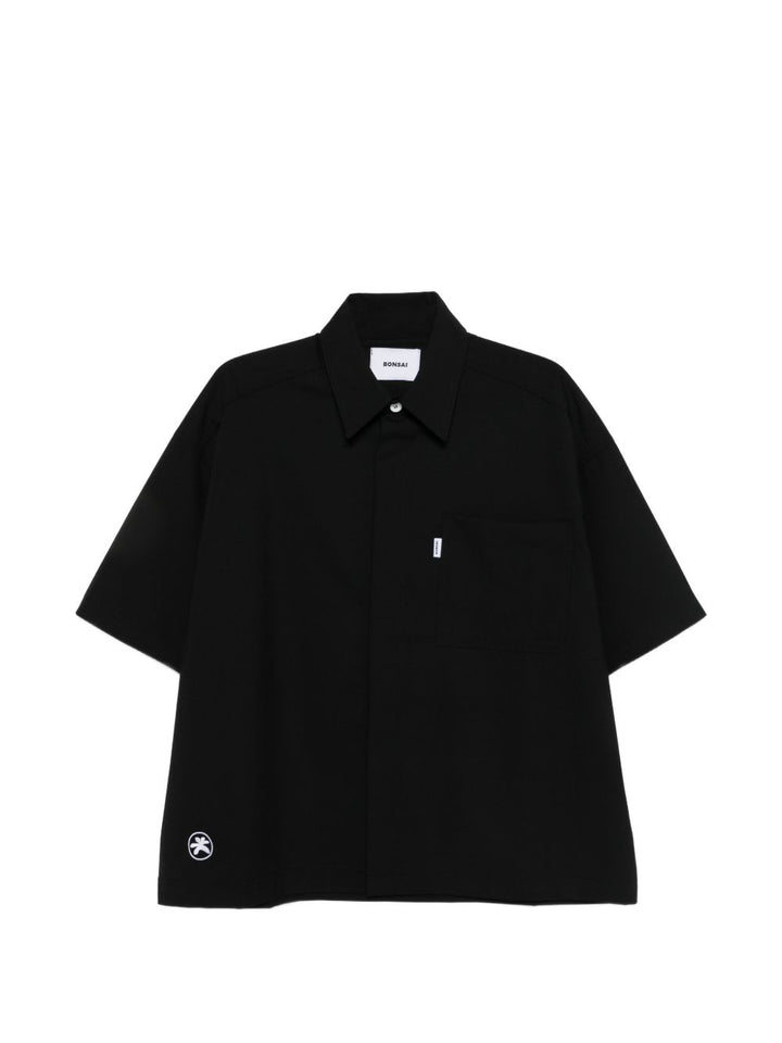 Camicia nera con logo ricamato 