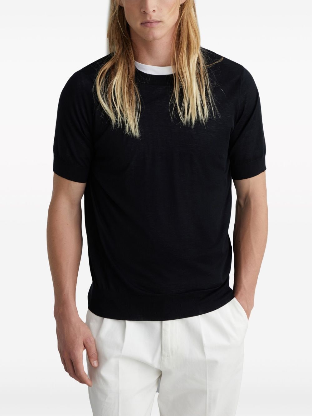 T-shirt nera in maglia 