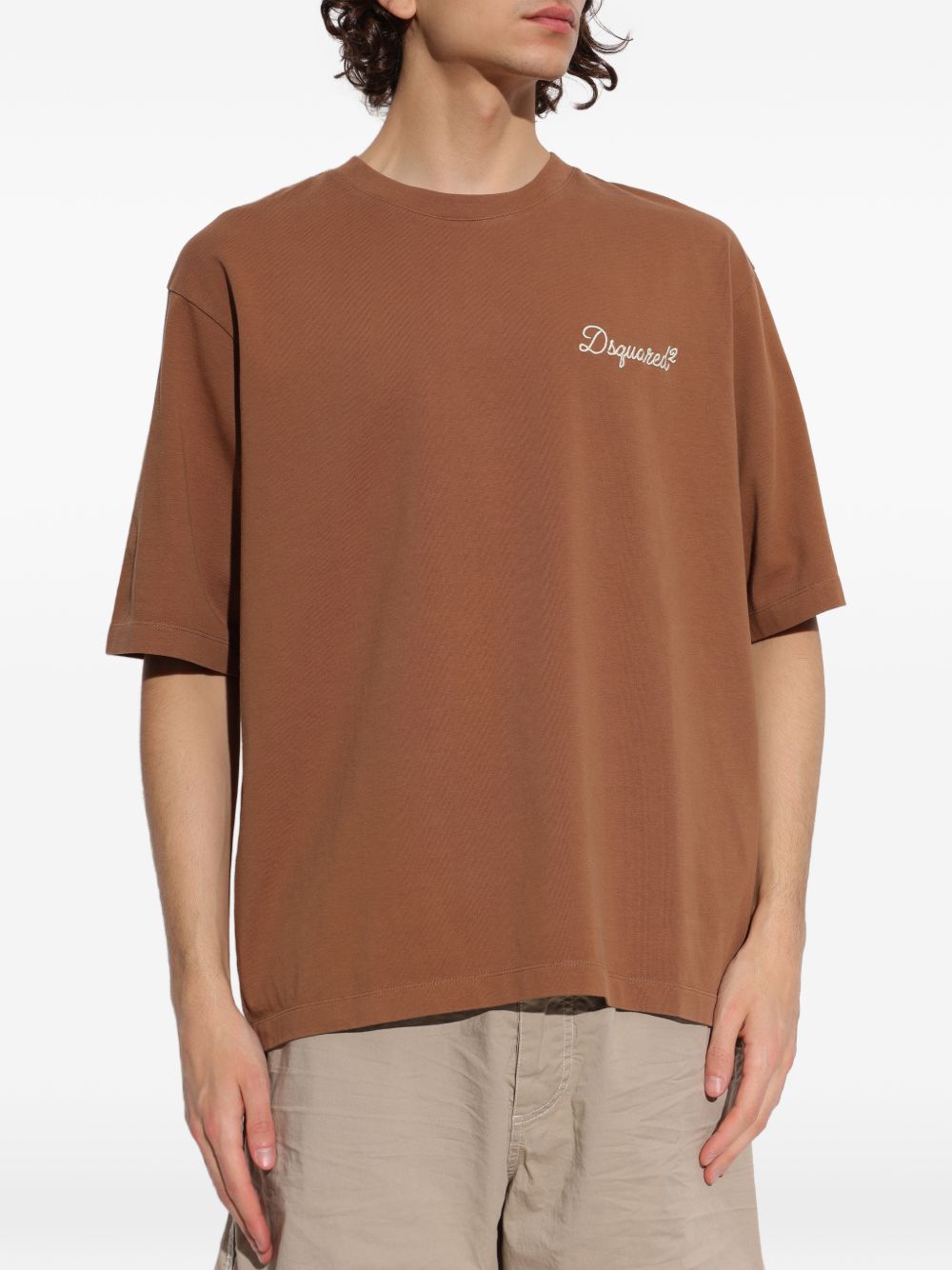 T-shirt marrone con ricamo 