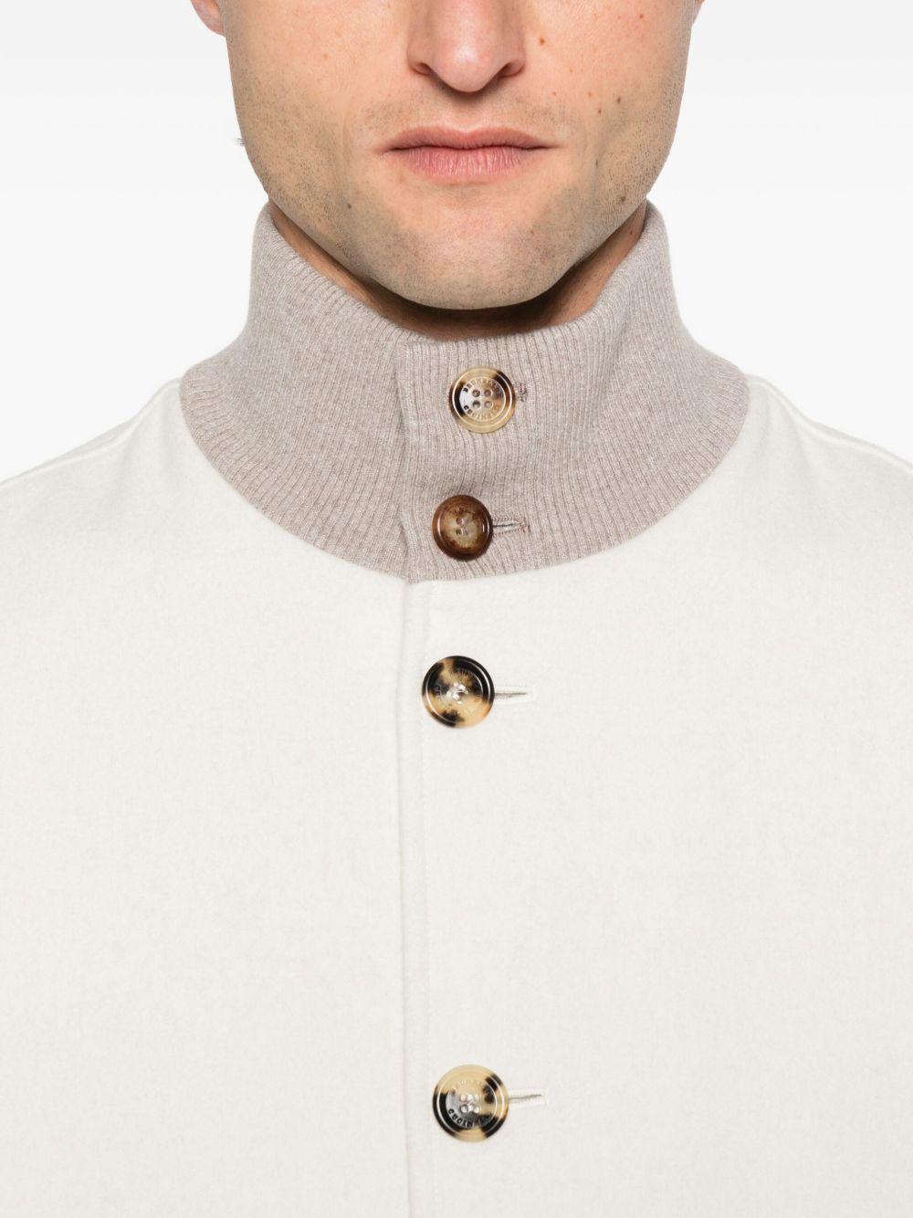 Bomber bianco con bottoni e tasche con patta 