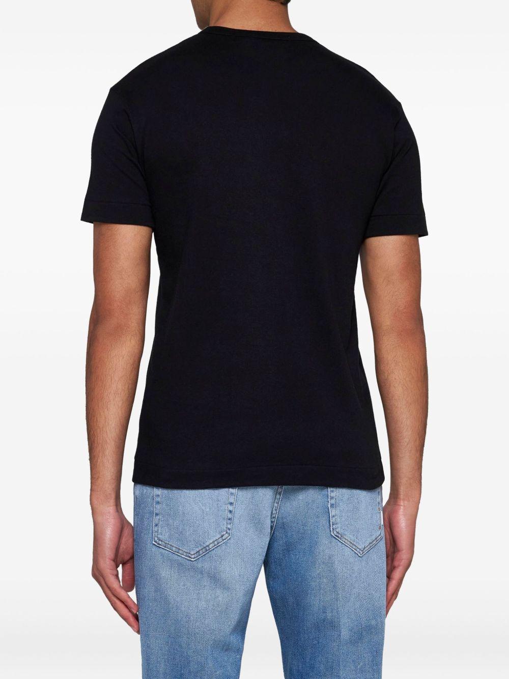 T-shirt nera e rossa con applicazione logo 
