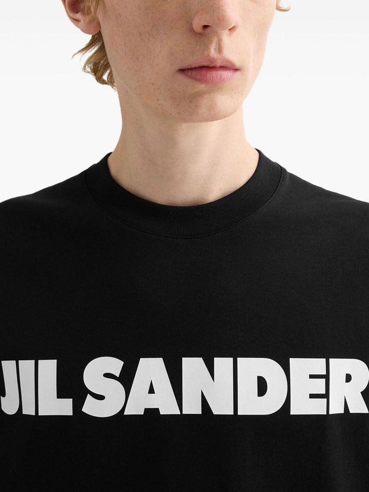 T-shirt nera con logo 