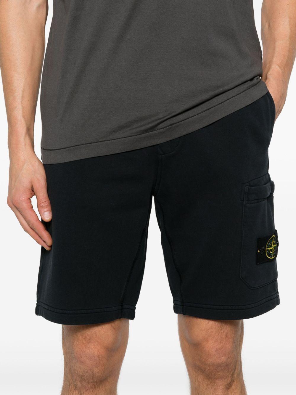 Shorts blu navy con applicazione 