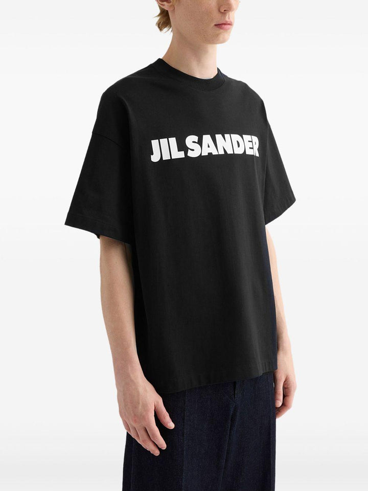 T-shirt nera con logo 