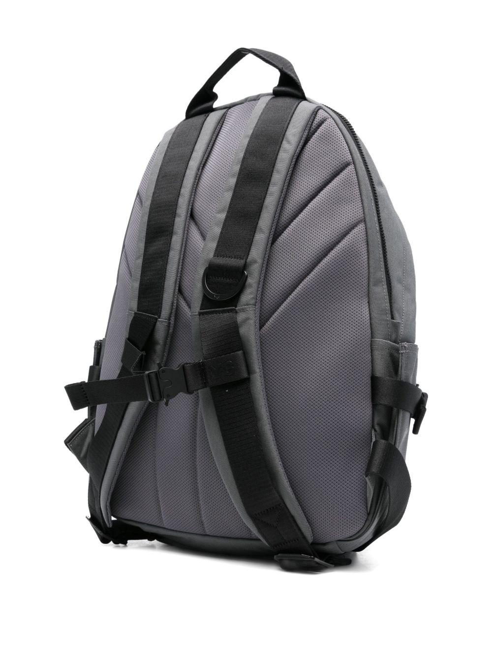 Zaino grigio con placca logo 