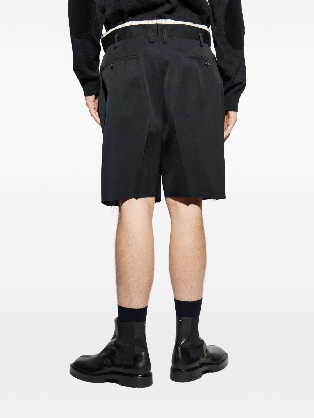 Shorts nero con bordi sfrangiati 