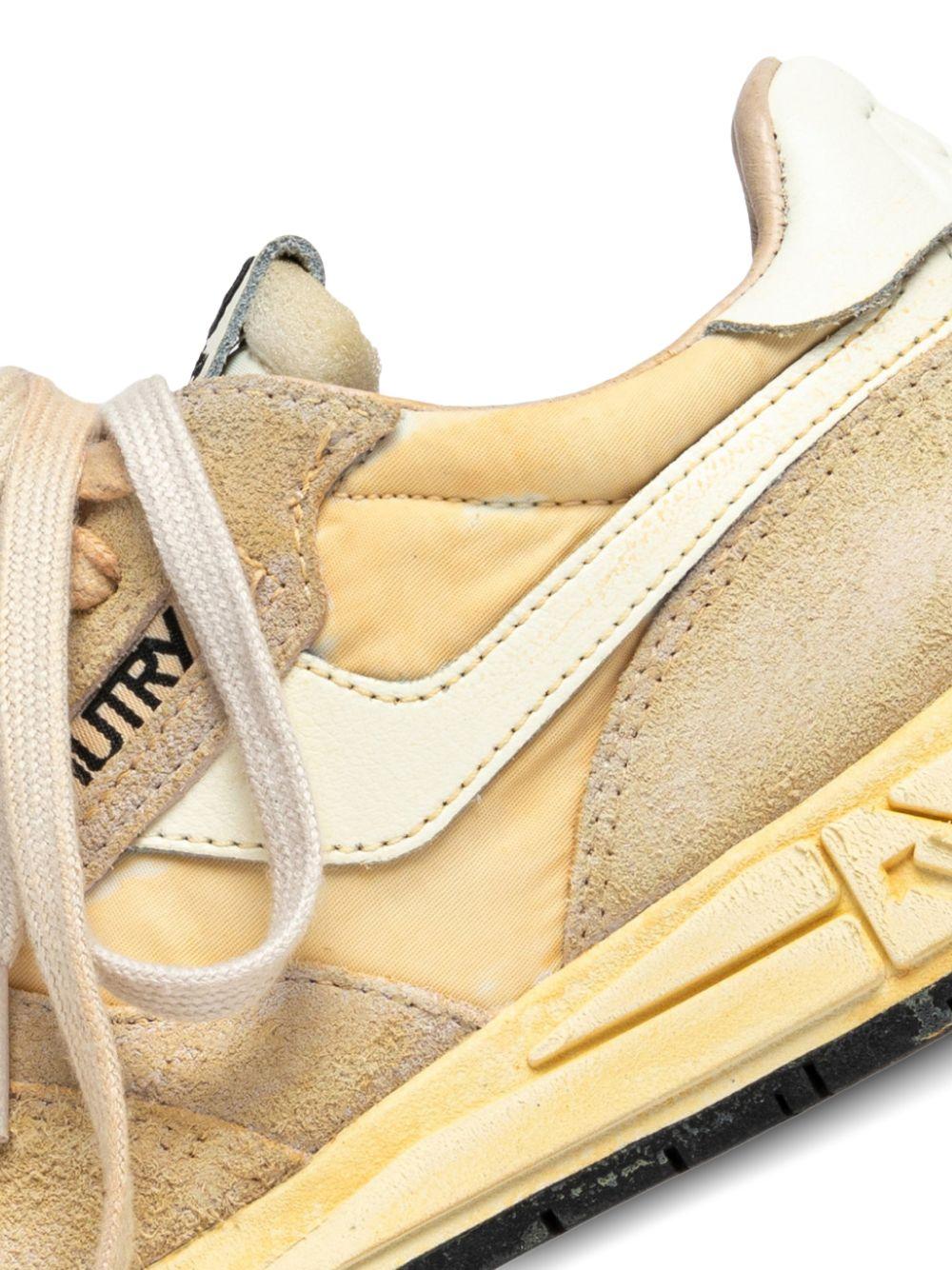 Sneakers con charm 