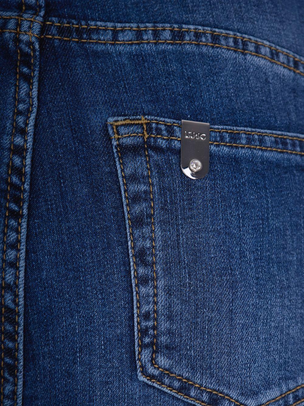 Jeans con bottoni 