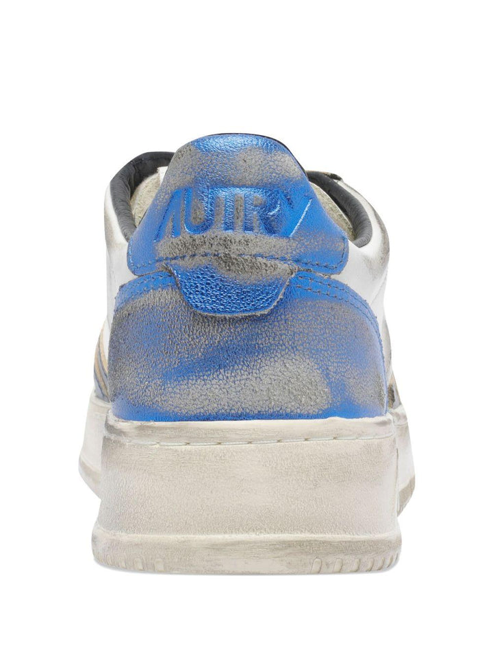 Sneakers bianche in pelle con logo ed effetto vissuto 