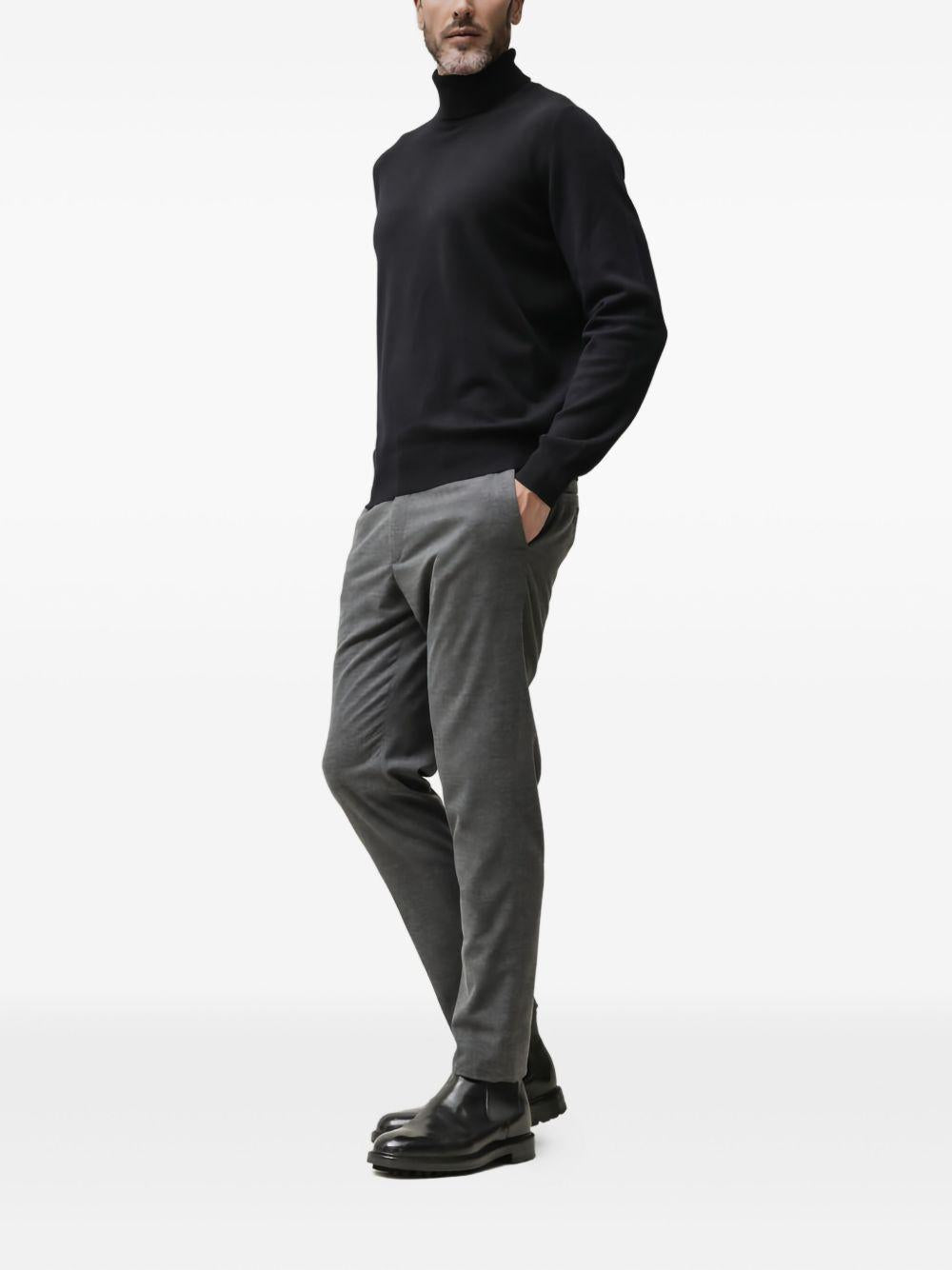 Maglione nero a coste con collo alto 